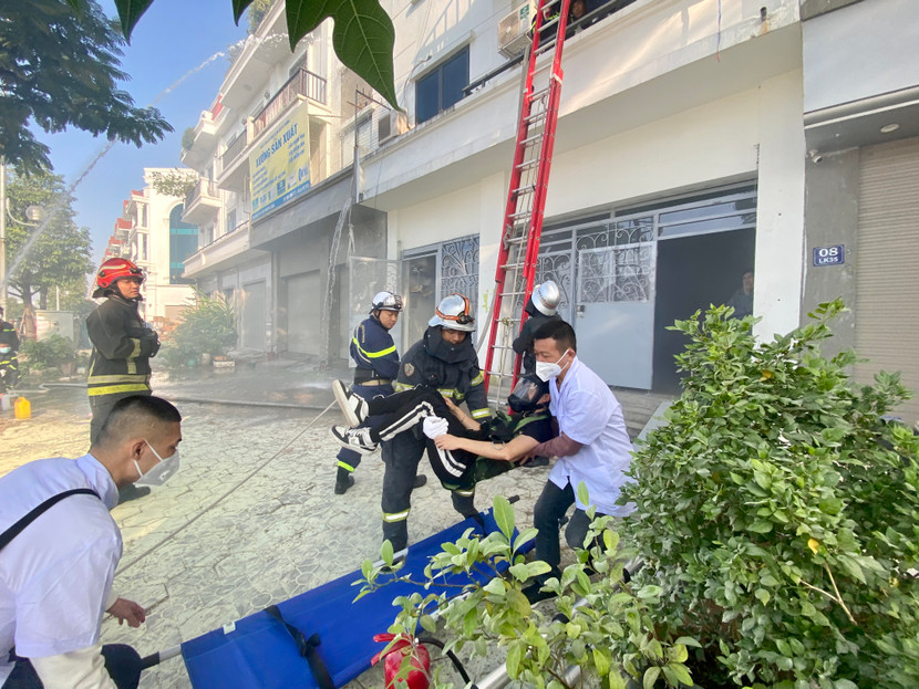 ...tiếp cận các tầng cao, khống chế hoàn toàn đám cháy và đưa người bị nạn ra ngoài an toàn