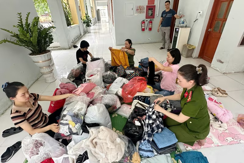 Chi hội Phụ nữ Công an phường Hà Đông đã tổ chức phát động quyên góp quần áo, sách vở, đồ dùng học tập ủng hộ học sinh vùng lũ lụt tại tỉnh Nghệ An Chi hội Phụ nữ Công an phường Hà Đông đã tổ chức phát động quyên góp quần áo, sách vở, đồ dùng học tập ủng hộ học sinh vùng lũ lụt tại tỉnh Nghệ An