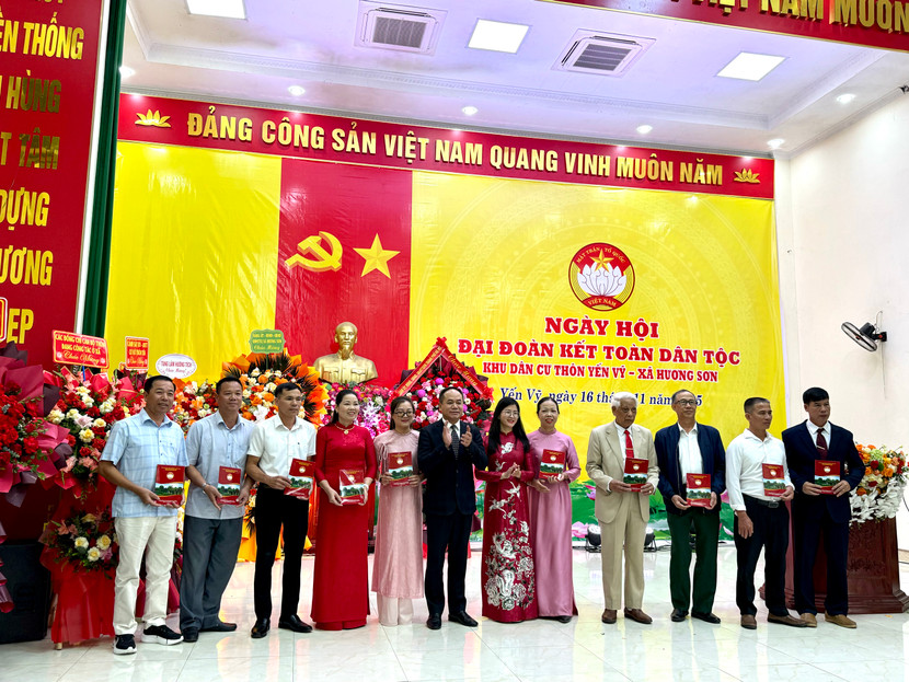 Đồng chí Giám đốc Công an Thành phố tặng quà biểu dương các hộ gia đình tiêu biểu của thôn Yến Vỹ Đồng chí Giám đốc Công an Thành phố tặng quà biểu dương các hộ gia đình tiêu biểu của thôn Yến Vỹ