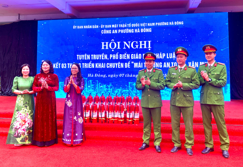 Đại diện chỉ huy Công an phường Hà Đông trao tặng các thiết bị PCCC cho nhà trường Đại diện chỉ huy Công an phường Hà Đông trao tặng các thiết bị PCCC cho nhà trường