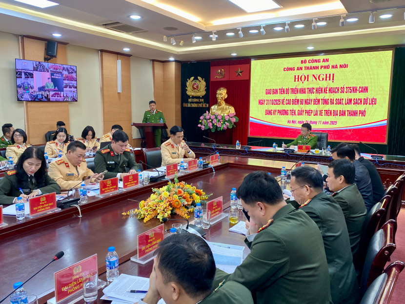 Trung tá Nguyễn Thành Lâm, Trưởng Phòng Cảnh sát QLHC về TTXH, Công an thành phố Hà Nội phát biểu tại hội nghị