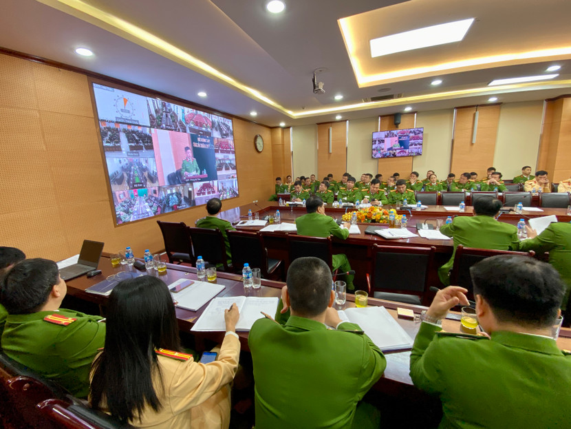 Hội nghị được kết nối trực tuyến từ điểm cầu trung tâm CATP tới các điểm cầu Công an các đơn vị