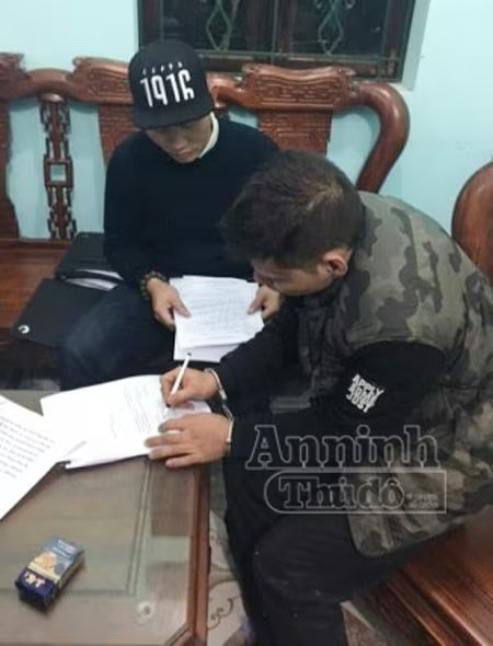 Long “ma” ký biên bản bắt giữ tại Đồn Biên phòng Cốc Nam, Lạng Sơn