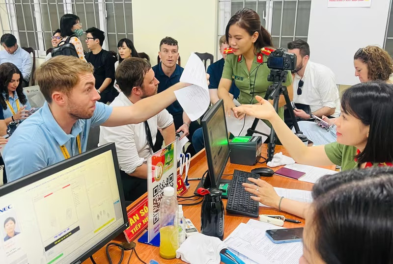 Cán bộ chiến sĩ Công an phường Hà Đông hướng dẫn người nước ngoài thực hiện thủ tục cấp tài khoản định danh điện tử VNeID Cán bộ chiến sĩ Công an phường Hà Đông hướng dẫn người nước ngoài thực hiện thủ tục cấp tài khoản định danh điện tử VNeID