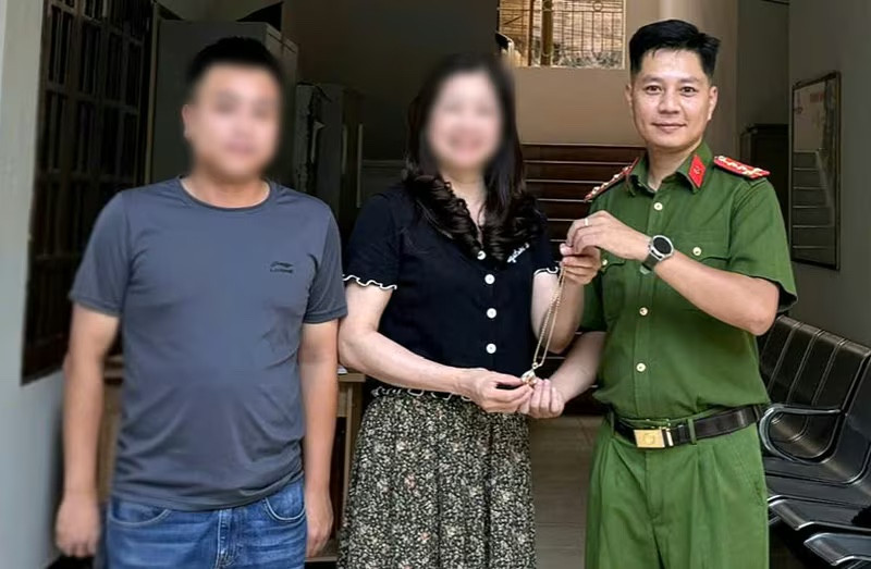 Công an phường Hà Đông trao trả tài sản cho người đánh rơi Công an phường Hà Đông trao trả tài sản cho người đánh rơi