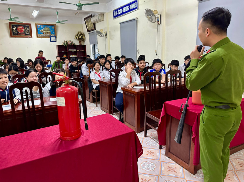 Các cán bộ chuyên môn của Công an phường đã trực tiếp hướng dẫn kỹ năng xử lý sự cố cháy nổ tại khu dân cư và trường học