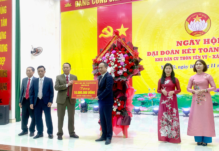 Trung tướng Nguyễn Thanh Tùng, Ủy viên Ban Thường vụ Thành ủy, Bí thư Đảng uỷ, Giám đốc Công an thành phố Hà Nội tặng hoa chúc mừng ngày hội Trung tướng Nguyễn Thanh Tùng, Ủy viên Ban Thường vụ Thành ủy, Bí thư Đảng uỷ, Giám đốc Công an thành phố Hà Nội tặng hoa chúc mừng ngày hội