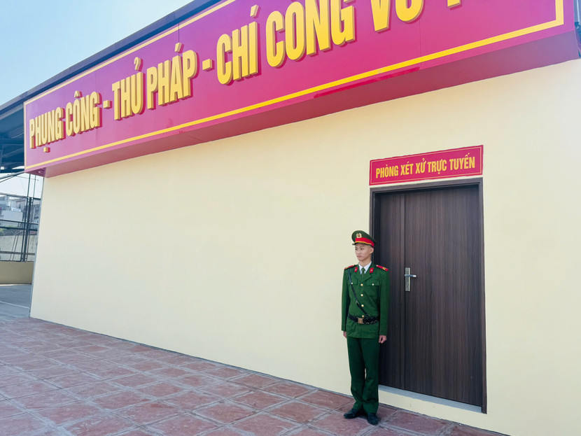 Bảo vệ phiên xét xử trực tuyến tại Trại tạm giam số 2