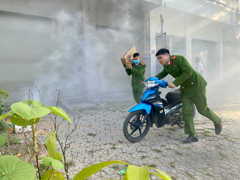 Công an phường Kiến Hưng đã huy động lực lượng tham gia kiểm soát đám cháy và cứu nạn, cứu hộ...