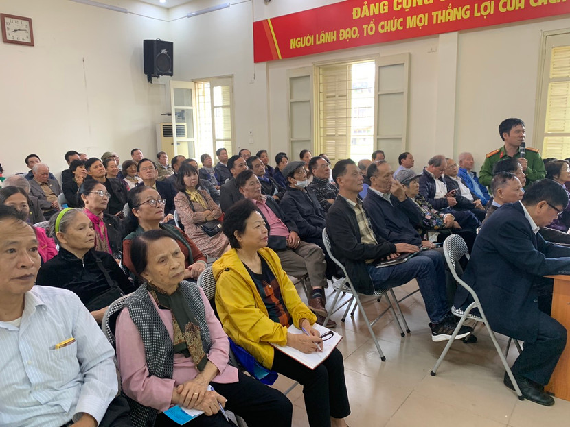 Người dân chăm chú lắng nghe báo cáo viên trình bày các nội dung