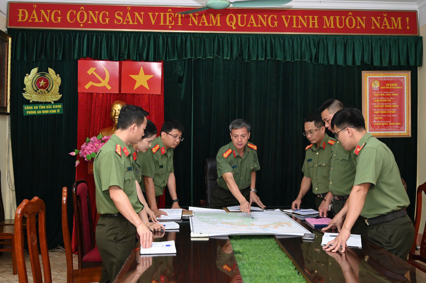 Thượng tá Nguyễn Hồng Sơn - Trưởng phòng An ninh kinh tế, Công an tỉnh Bắc Giang chỉ đạo công tác phá chuyên án Thượng tá Nguyễn Hồng Sơn - Trưởng phòng An ninh kinh tế, Công an tỉnh Bắc Giang chỉ đạo công tác phá chuyên án