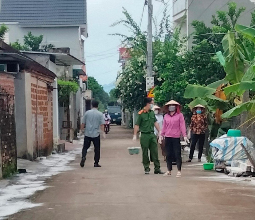 Cùng nhân dân rắc vôi bột phòng chống dịch bệnh sau mưa lũ Cùng nhân dân rắc vôi bột phòng chống dịch bệnh sau mưa lũ
