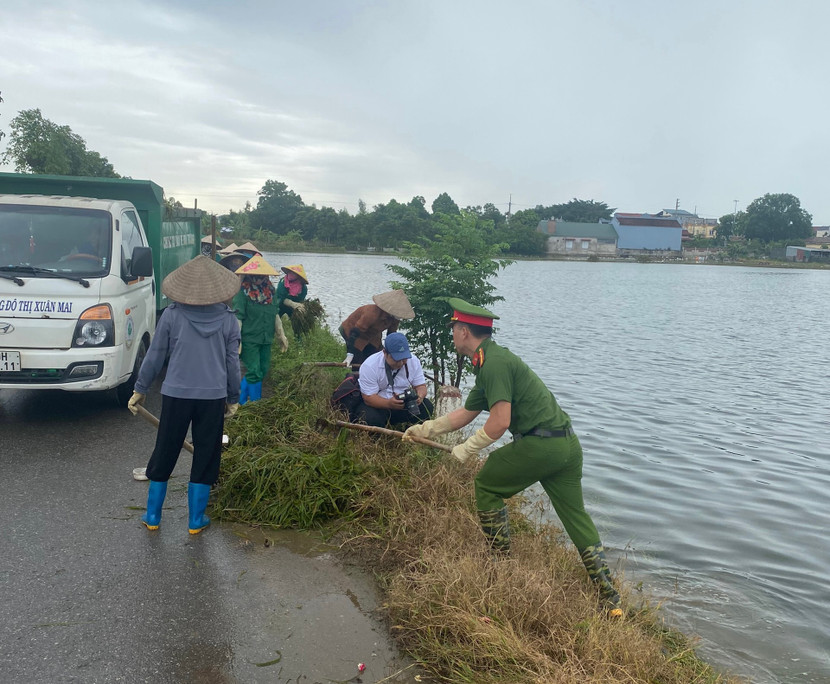 Công an xã của CAH Quốc Oai giúp dân vệ sinh môi trường sau mưa lũ Công an xã của CAH Quốc Oai giúp dân vệ sinh môi trường sau mưa lũ
