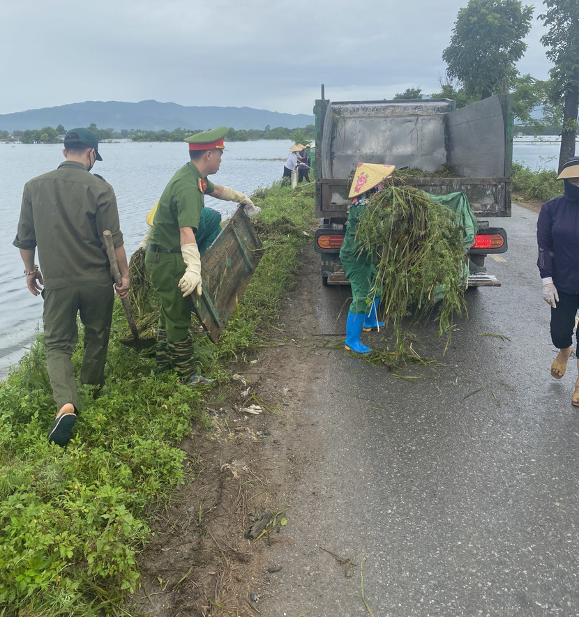 Lực lượng Công an xã cùng tổ bảo vệ an ninh trật tự ở cơ sở thu gom rác thải, phế thải sau mưa lũ Lực lượng Công an xã cùng tổ bảo vệ an ninh trật tự ở cơ sở thu gom rác thải, phế thải sau mưa lũ