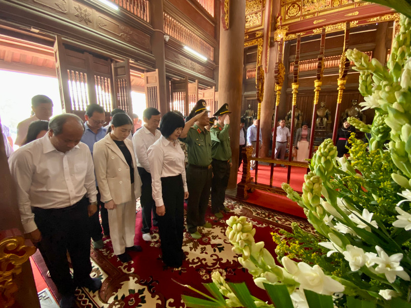 Đoàn dâng hương tưởng niệm các vị tiền bối cách mạng