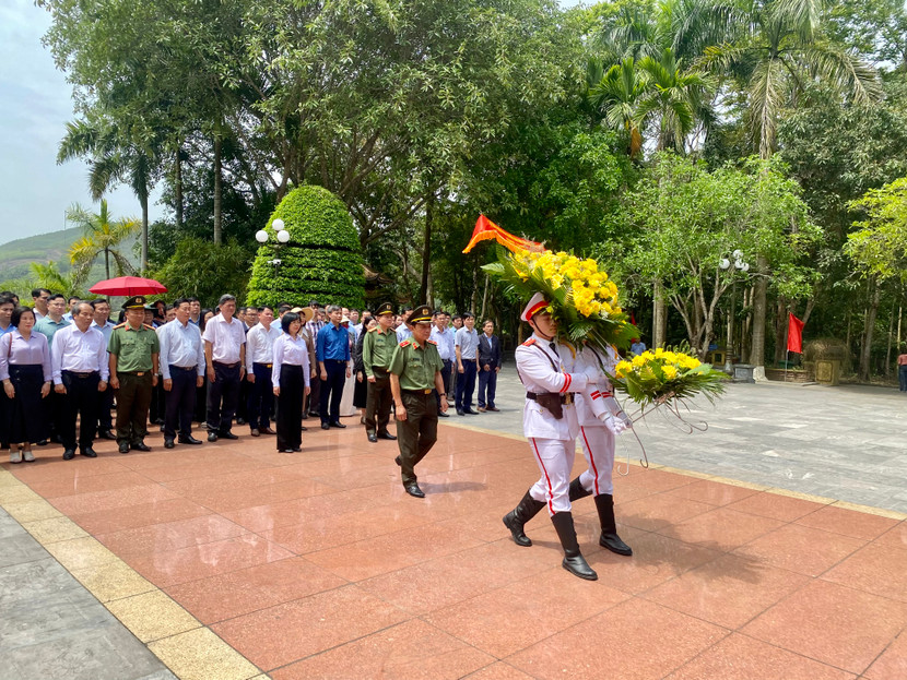 Đoàn đại biểu dự Hội nghị Báo cáo viên Trung ương toàn quốc tháng 4 -2025 dâng hoa tại Khu di tích lịch sử Nha Công an Trung ương