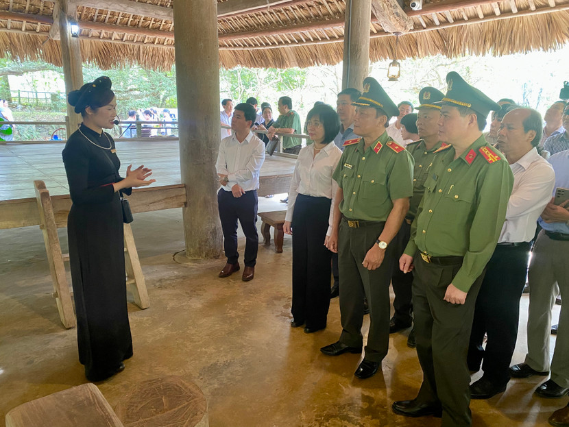 Đoàn nghe giới thiệu về lịch sử đình Tân Trào