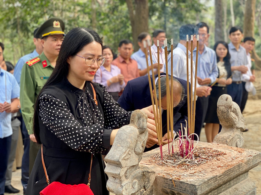 Các đại biểu dâng hương tại lán Nà Nưa