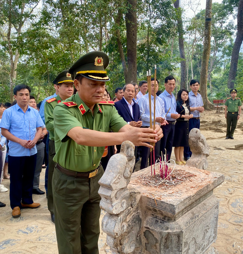 Thiếu tướng Đặng Ngọc Bách, Phó Cục trưởng Cục Công tác chính trị, Bộ Công an dẫn đầu đoàn lên dâng hương
