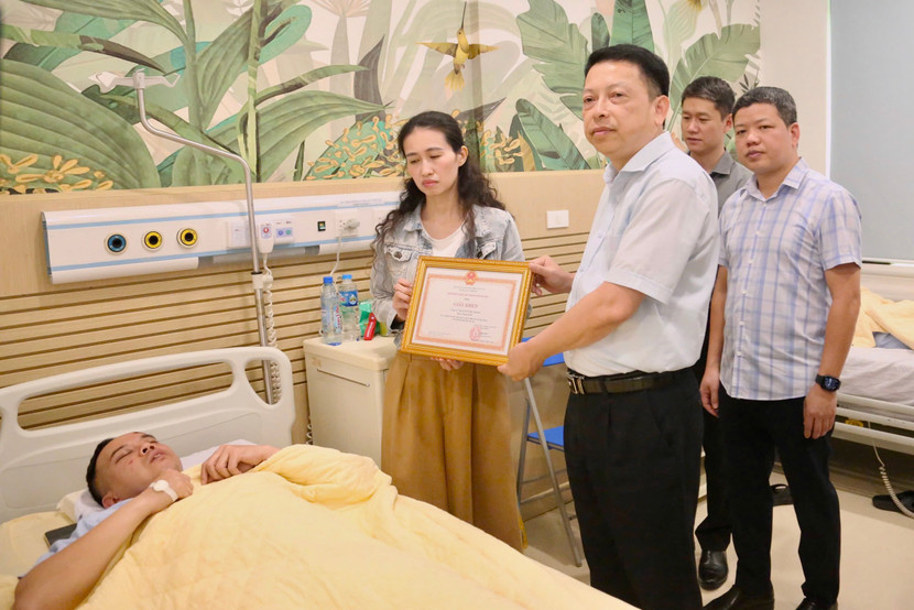 Thiếu tướng Nguyễn Hồng Ky thăm, động viên và trao Giấy khen của Giám đốc Công an thành phố Hà Nội cho đồng chí Nguyễn Tiến Minh