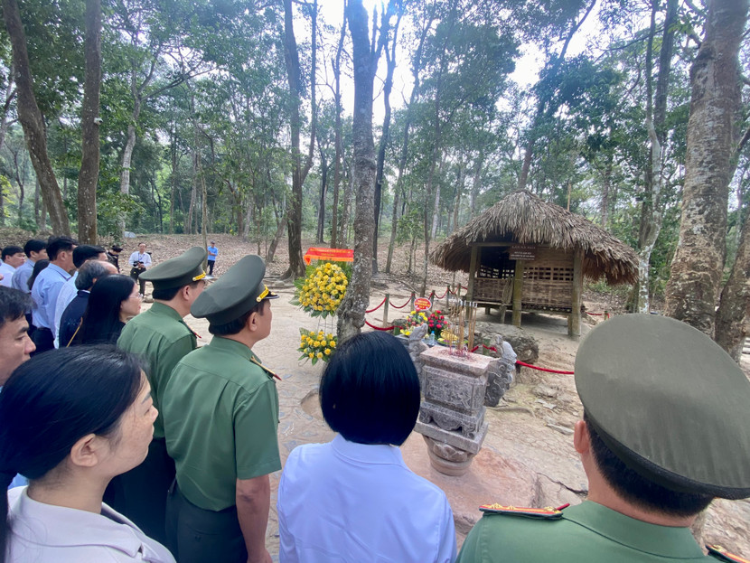 Đoàn đại biểu về nguồn tại lán Nà Nưa