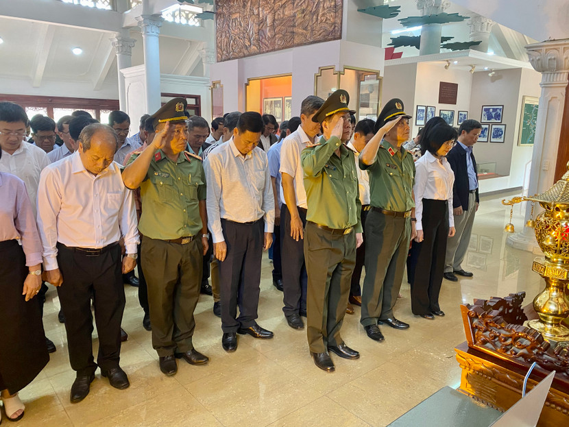 Đoàn đại biểu dự Hội nghị Báo cáo viên Trung ương toàn quốc tháng 4-2025 bày tỏ lòng thành kính và biết ơn vô hạn trước công lao biển trời của Bác đối với sự nghiệp cách mạng vẻ vang của dân tộc Việt Nam