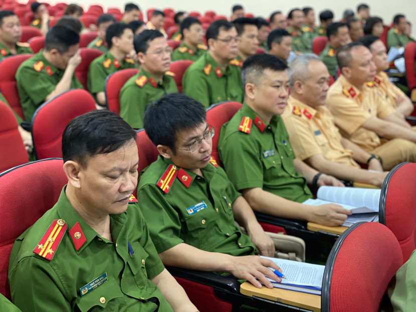 Các học viên nghe phổ biến về phần lý thuyết Điều lệnh, quân sự, võ thuật Các học viên nghe phổ biến về phần lý thuyết Điều lệnh, quân sự, võ thuật