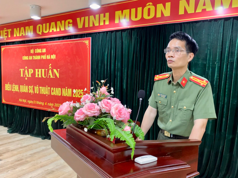 Thượng tá Phan Tuấn Dũng, Phó Trưởng phòng Công tác chính trị CATP Hà Nội, Phó Trưởng ban tổ chức lớp giới thiệu về các nội dung của lớp tập huấn Thượng tá Phan Tuấn Dũng, Phó Trưởng phòng Công tác chính trị CATP Hà Nội, Phó Trưởng ban tổ chức lớp giới thiệu về các nội dung của lớp tập huấn