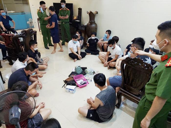 Các đối tượng đánh bạc bị bắt giữ