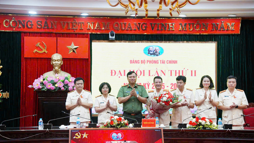 Đại tá Nguyễn Tiến Đạt - Phó Giám đốc CATP Hà Nội chúc mừng Ban chấp hành Đảng bộ Phòng Tài chính nhiệm kỳ 2025-2030 Đại tá Nguyễn Tiến Đạt - Phó Giám đốc CATP Hà Nội chúc mừng Ban chấp hành Đảng bộ Phòng Tài chính nhiệm kỳ 2025-2030