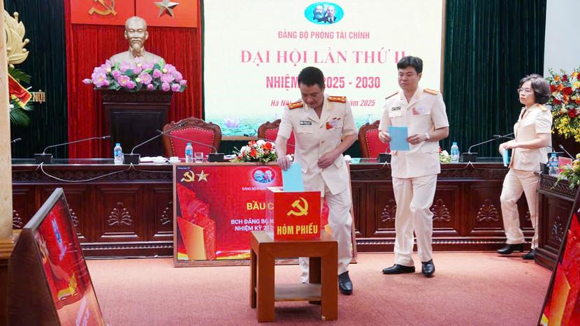 Các đại biểu bỏ phiếu bầu Ban chấp hành Đảng bộ Phòng Tài chính khóa mới Các đại biểu bỏ phiếu bầu Ban chấp hành Đảng bộ Phòng Tài chính khóa mới