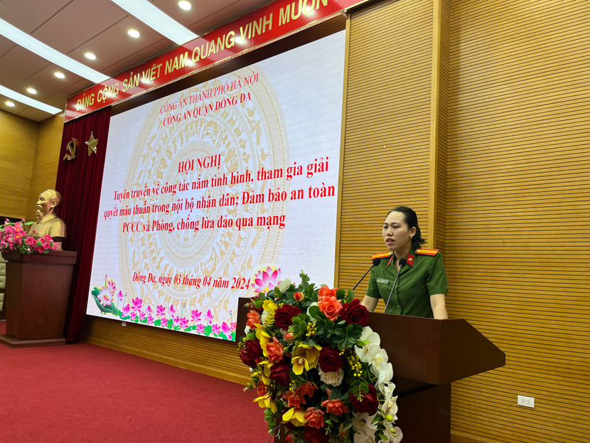 Báo cáo viên thuộc Công an quận Đống Đa trình bày các nội dung liên quan đến giải quyết mâu thuẫn trong nội bộ nhân dân Báo cáo viên thuộc Công an quận Đống Đa trình bày các nội dung liên quan đến giải quyết mâu thuẫn trong nội bộ nhân dân