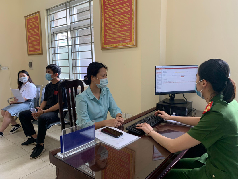 Những người dân đầu tiên được giải quyết các thủ tục liên quan đến cư trú tại địa bàn phường Phương Liệt Những người dân đầu tiên được giải quyết các thủ tục liên quan đến cư trú tại địa bàn phường Phương Liệt