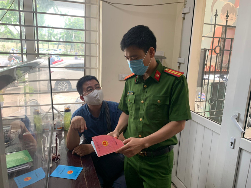 Trong buổi sáng đầu tiên thực hiện Luật cư trú, nhiều người dân đã đến trụ sở Công an phường Thanh Xuân Trung để giải quyết các thủ tục Trong buổi sáng đầu tiên thực hiện Luật cư trú, nhiều người dân đã đến trụ sở Công an phường Thanh Xuân Trung để giải quyết các thủ tục