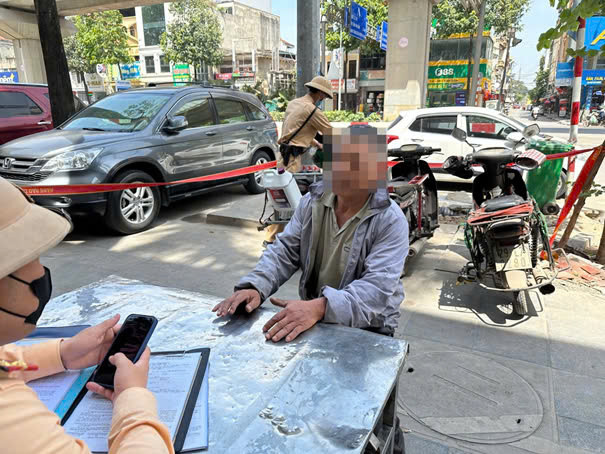 Chỉ vì ngại đi xa để quay đầu xe, người đàn ông này đã điều khiển xe mô tô đi ngược chiều