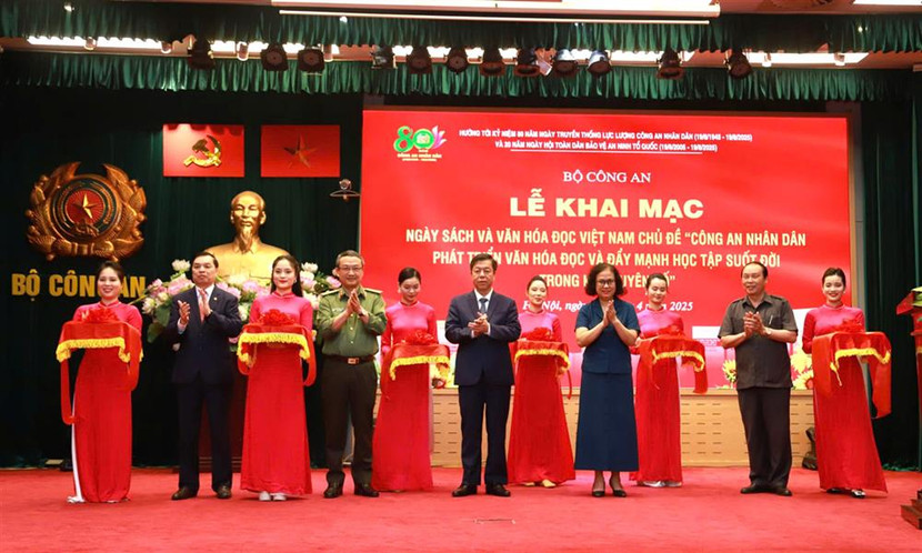 Các đại biểu cắt băng khai mạc triển lãm sách