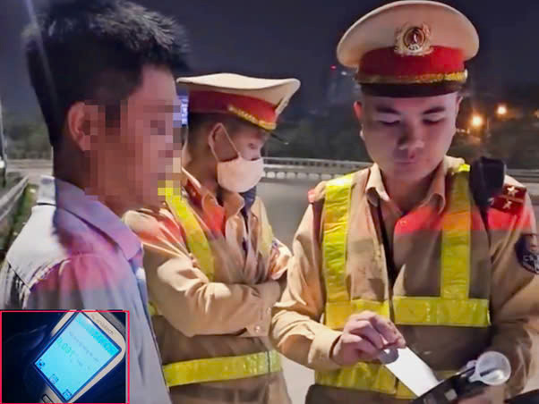 CSGT kiểm tra nồng độ cồn với tài xế xe khách