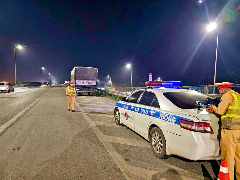 CSGT - CATP Hà Nội kiểm tra xe tải