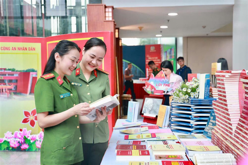 Các đại biểu tham quan triển lãm sách