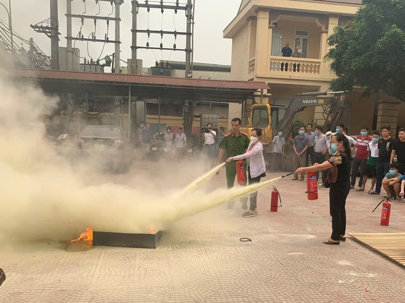 Hướng dẫn người dân sử dụng bình chữa cháy xách tay để dập lửa