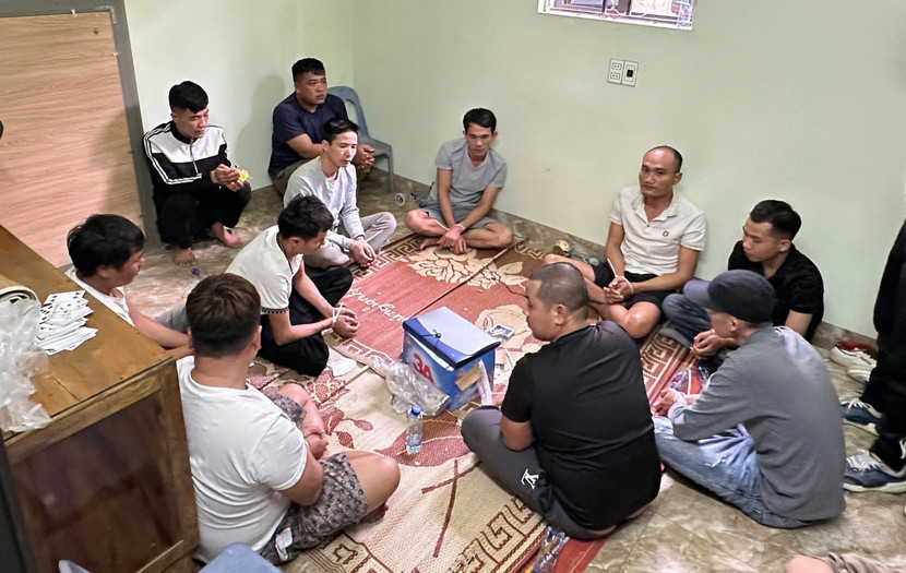 Bắt quả tang nhóm đối tượng đánh bạc