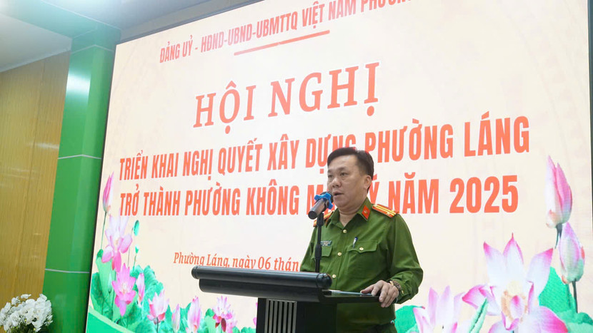 Trung tá Nguyễn Duy Định - Trưởng Công an phường Láng triển khai nghị quyết xây dựng phường Láng không ma túy