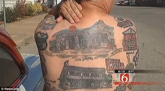 Xăm trên mình hơn 103 biểu tượng của đường cao tốc ảnh 2