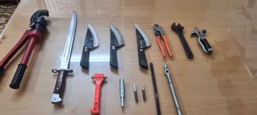 Mang theo dao, kiếm sẵn sàng tấn công chống trả nếu bị phát hiện Mang theo dao, kiếm sẵn sàng tấn công chống trả nếu bị phát hiện