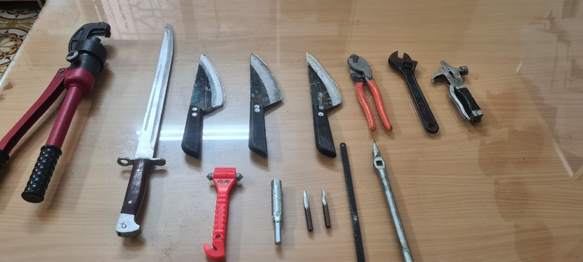 Mang theo dao, kiếm sẵn sàng tấn công chống trả nếu bị phát hiện