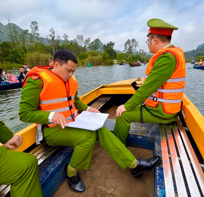 Tuần tra đảm bảo an ninh trật tự, phòng ngừa tội phạm tại khu vực suối Yến Tuần tra đảm bảo an ninh trật tự, phòng ngừa tội phạm tại khu vực suối Yến