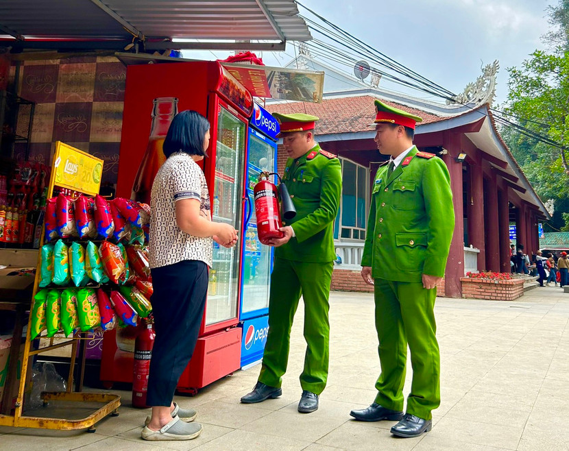 Kiểm tra các thiết bị PCCC của các hộ kinh doanh tại khu di tích chùa Hương Kiểm tra các thiết bị PCCC của các hộ kinh doanh tại khu di tích chùa Hương