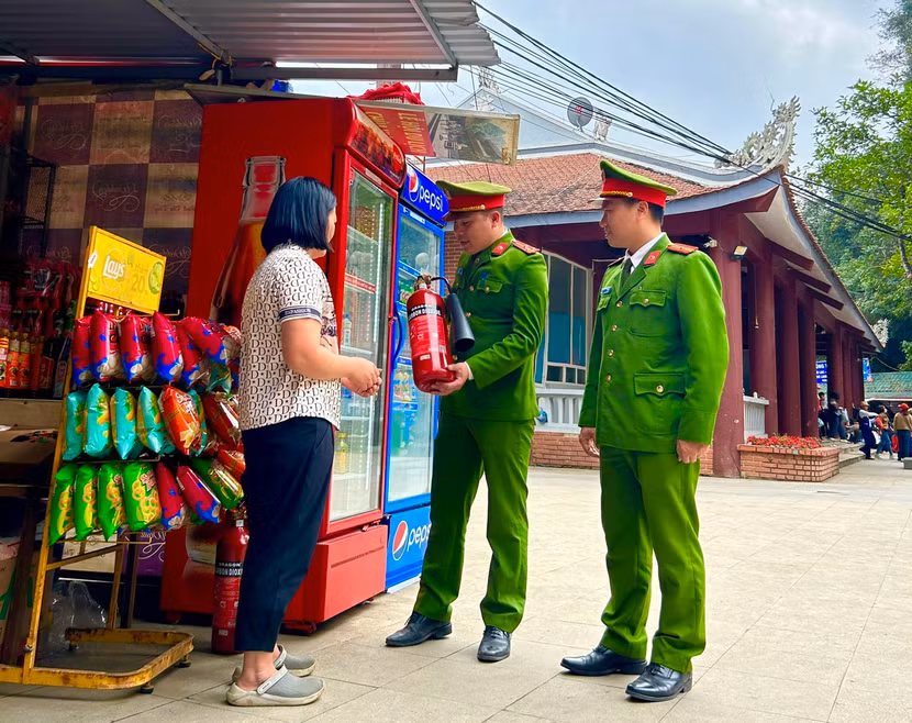 Kiểm tra các thiết bị PCCC của các hộ kinh doanh tại khu di tích chùa Hương Kiểm tra các thiết bị PCCC của các hộ kinh doanh tại khu di tích chùa Hương