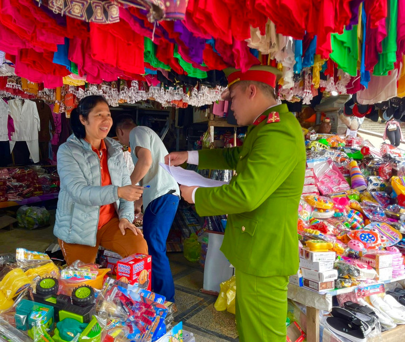 Tuyên truyền, yêu cầu 100% các hộ kinh doanh ký cam kết Tuyên truyền, yêu cầu 100% các hộ kinh doanh ký cam kết