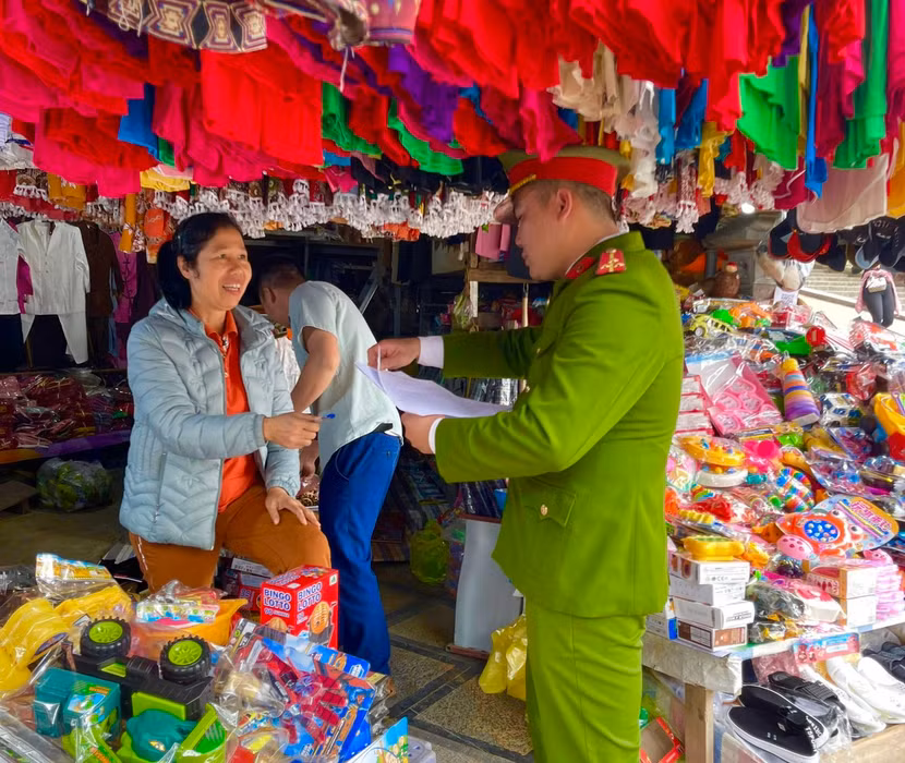 Tuyên truyền, yêu cầu 100% các hộ kinh doanh ký cam kết Tuyên truyền, yêu cầu 100% các hộ kinh doanh ký cam kết